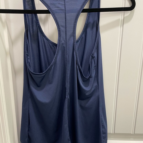 Two workout tanks - Picture 6 of 7